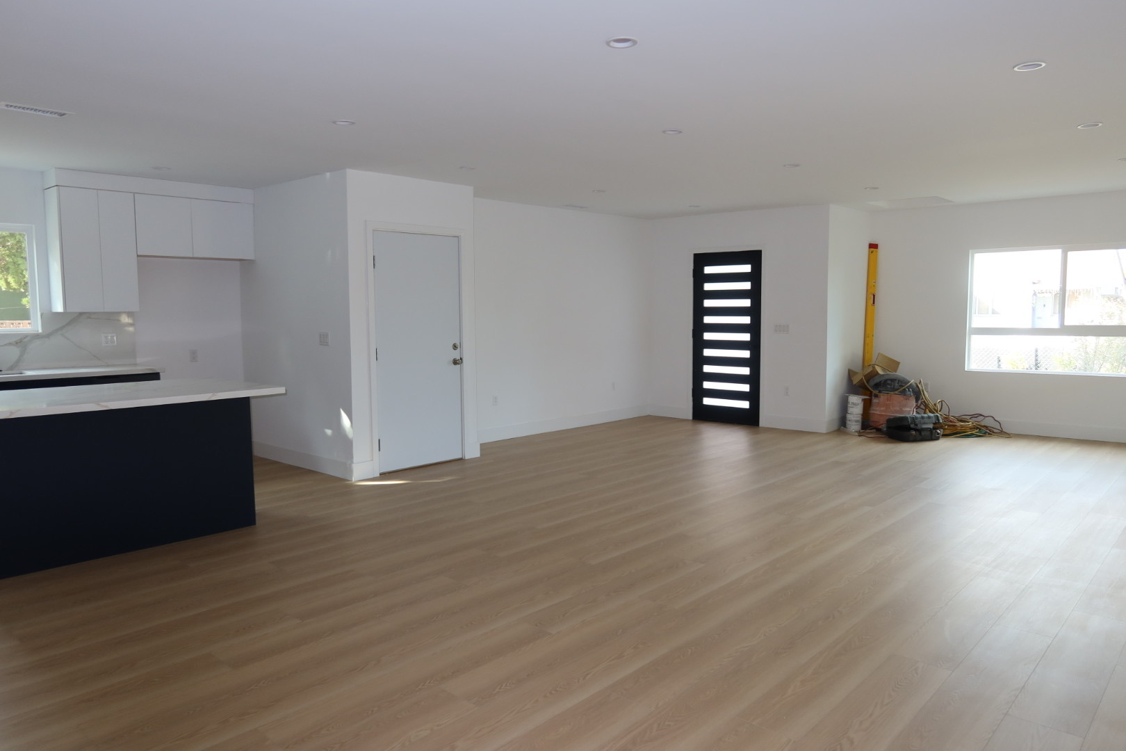 Open floor plan living and kitchen area
